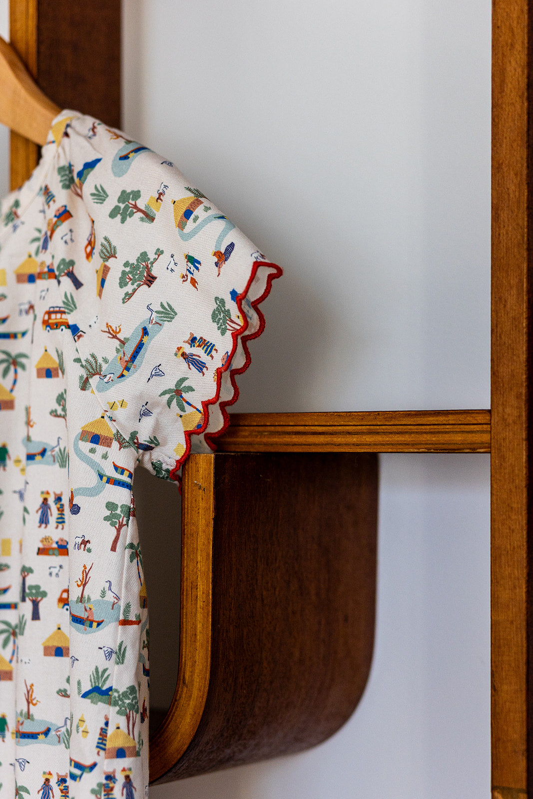 Détail broderie et imprimé du pyjama FANTASIA