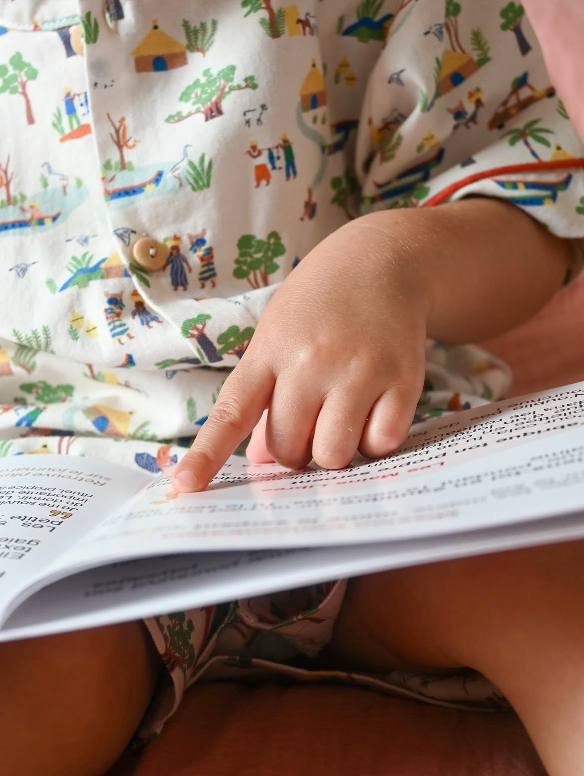 enfant en pyjama lit un livre 