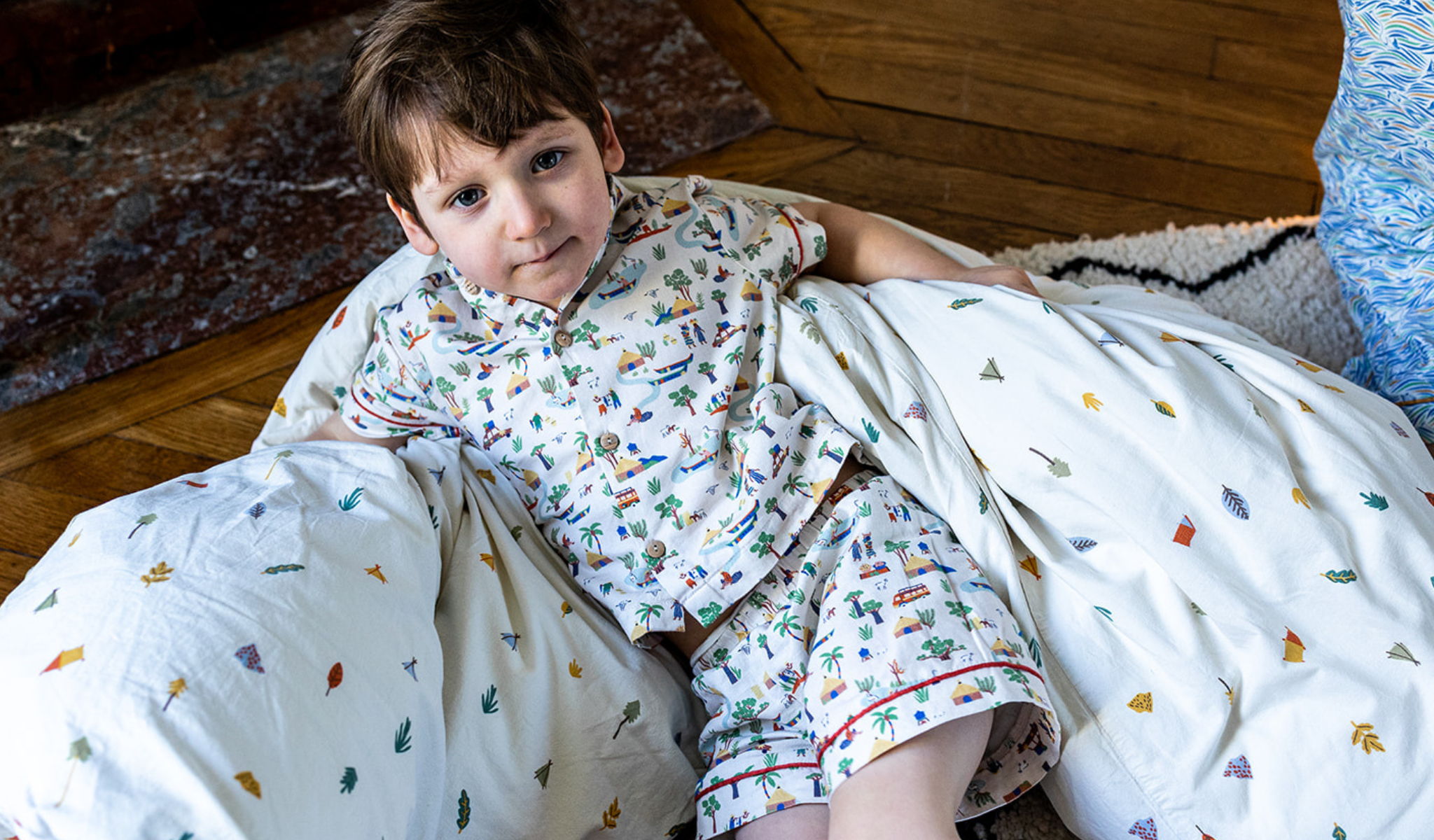 pyjama short garçon farfadet porté de face allongé