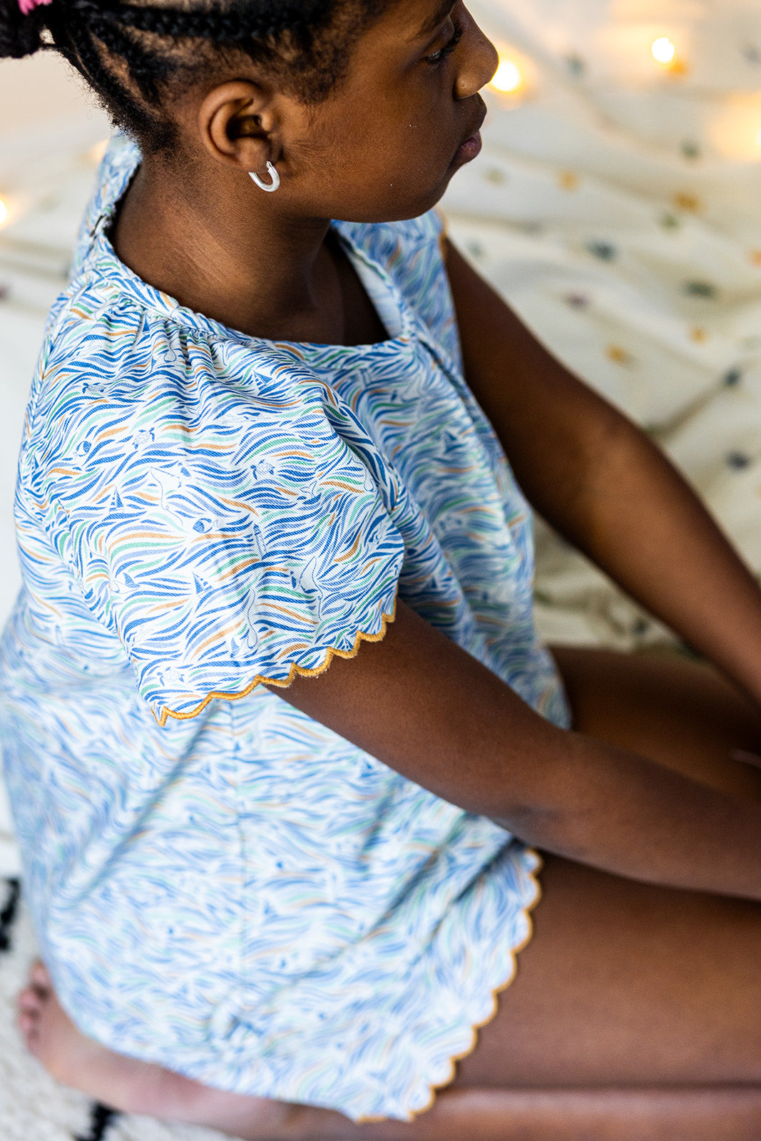 Pyjama fille FANTASIA en coton bio, porté, vue de côté